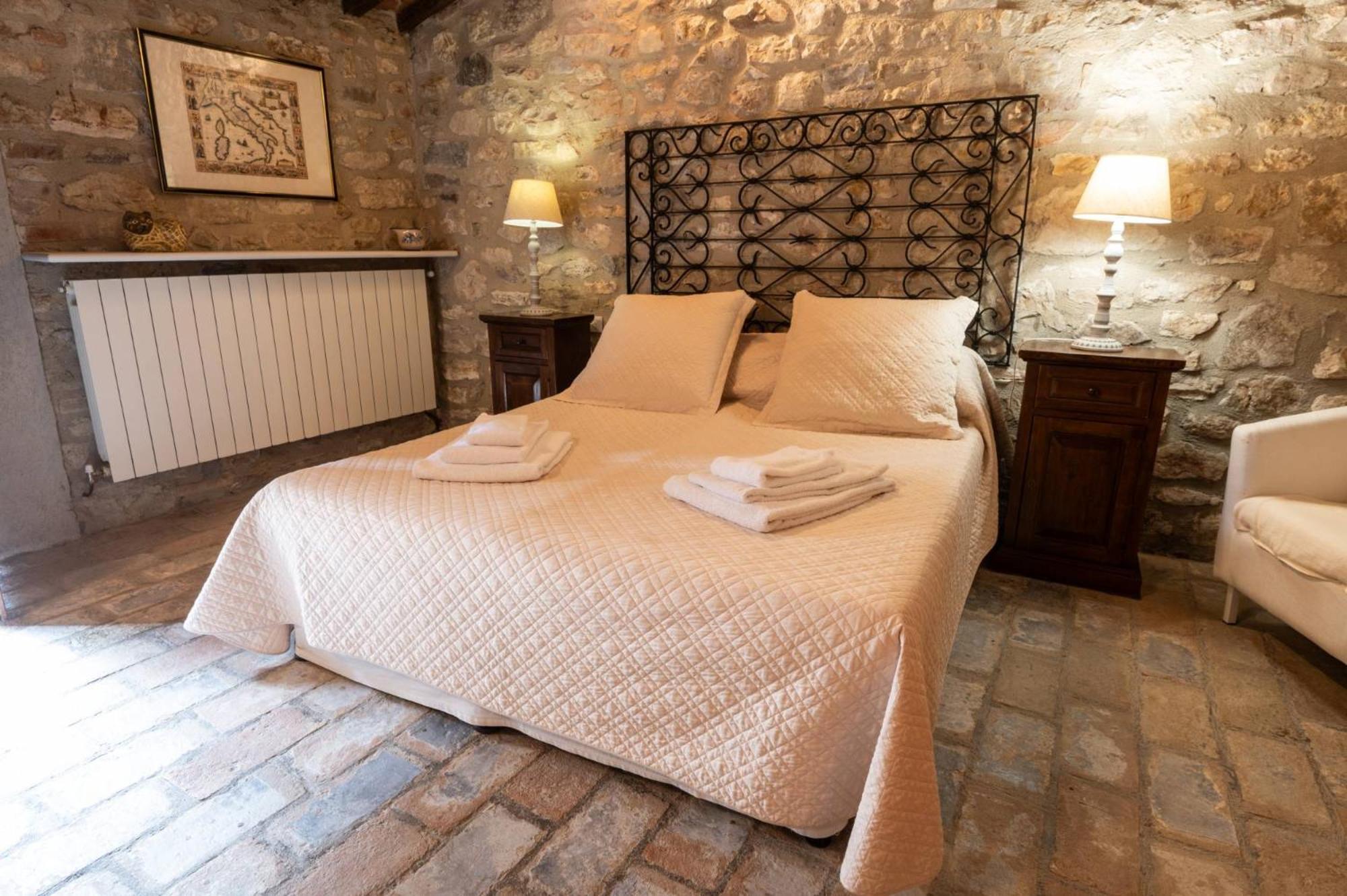 Castello Valenzino Bed and Breakfast Antognola Εξωτερικό φωτογραφία