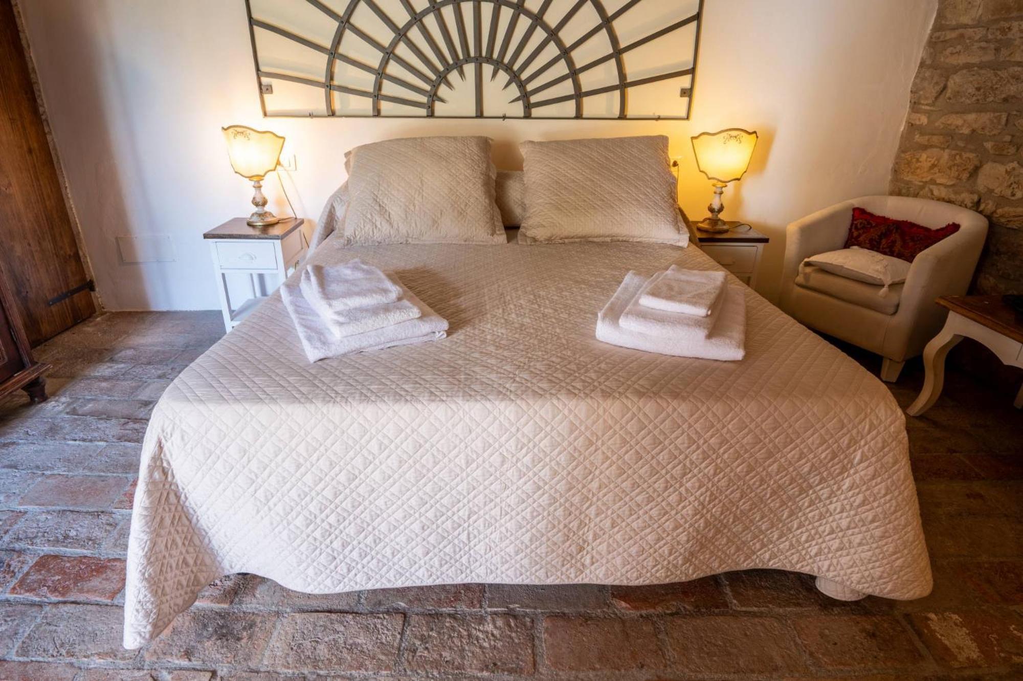 Castello Valenzino Bed and Breakfast Antognola Εξωτερικό φωτογραφία